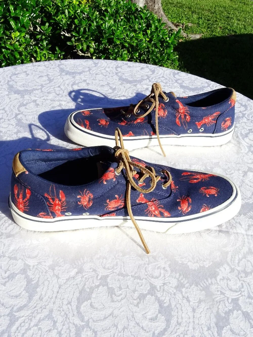 Men's Sperry Navy and Red Lobster Patterned Tennis Shoes Size 11